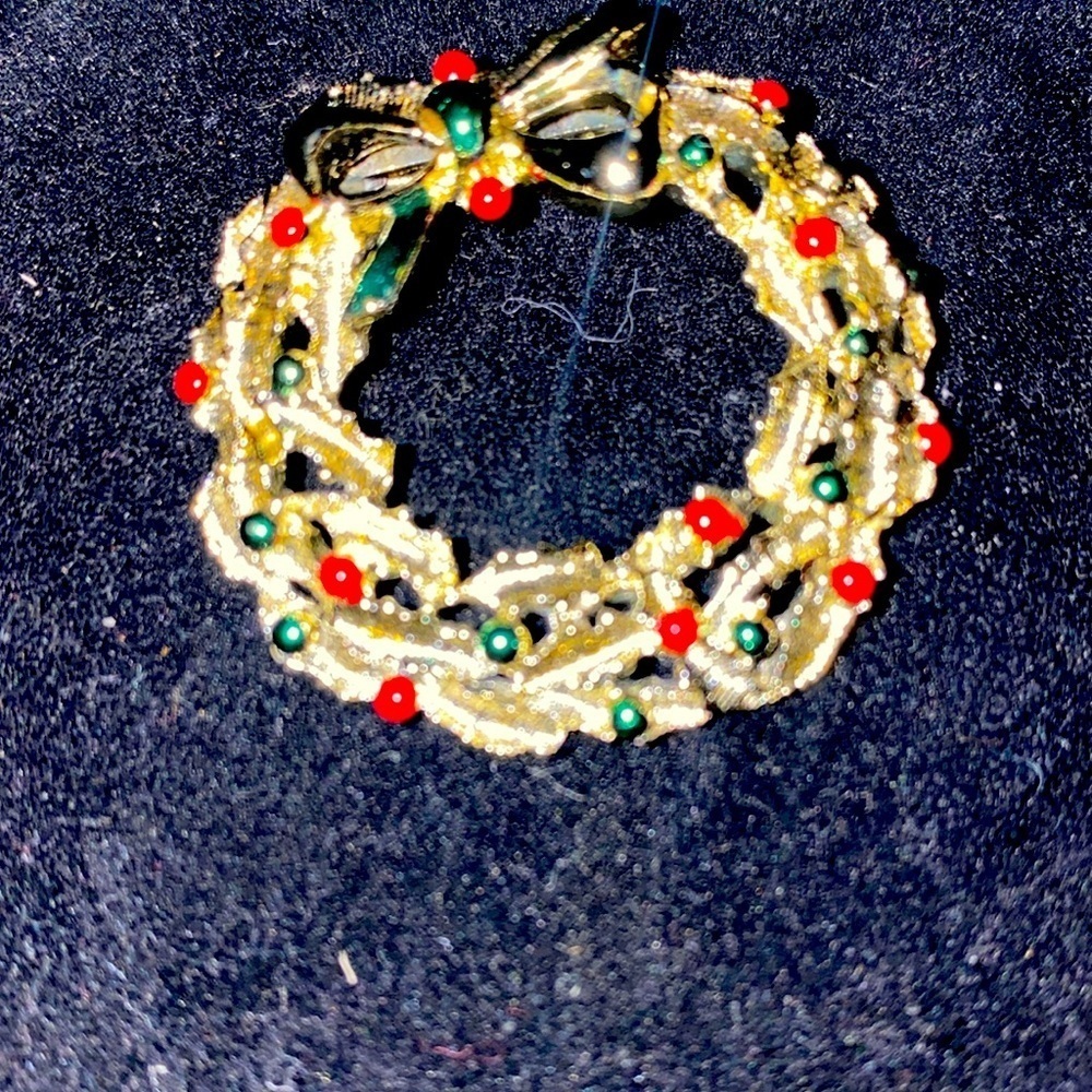 Vintage Gerry’s Silver tone Christmas Wreath Pin in Red and Green Stones